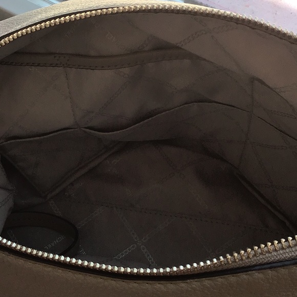 NWT MICHAEL KORS TAN LEATHER HANDBAG. TOP ZIP CLOSURE WITH BRAIDED PULL. - Picture 10 of 10